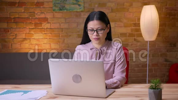 成人亚洲女商人在电脑上打字的特写镜头在办公室里开心地在室内庆祝视频的预览图