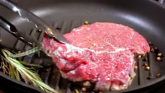 多汁的肉排在另一边完全煎炸视频的预览图