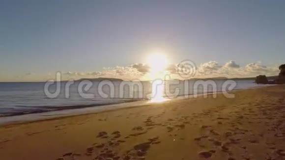 从海滩上空飞向大海视频的预览图