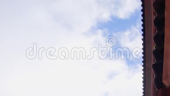 云彩和屋顶视频的预览图