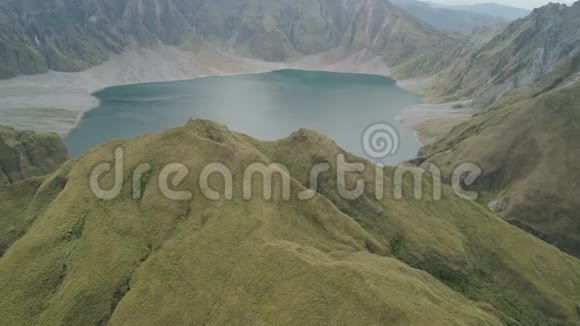 皮纳图博湖菲律宾吕宋湖高山中鸟瞰美丽的山景视频的预览图