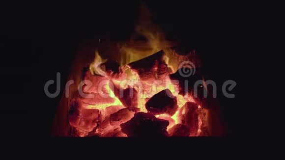 煤炭烧烤串里的木炭烧起来了火在燃烧去烧烤吧烧烤火视频的预览图