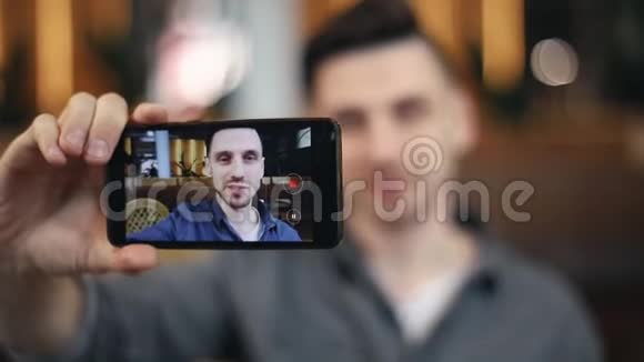 智能手机在视频上讲话的博客作者视频的预览图