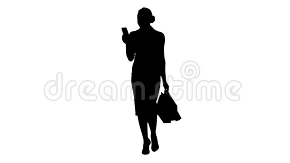 美丽迷人的女人看着智能手机拿着购物袋走路视频的预览图