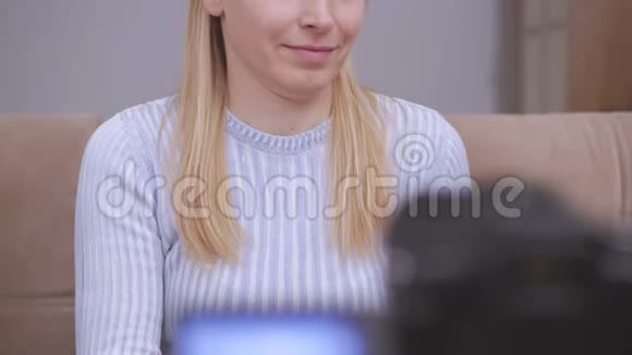 一位女性视频博客作者在拍照前在她的衣服上贴上了一个更华丽的麦克风视频的预览图