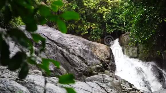 山河石间的一个小瀑布视频的预览图