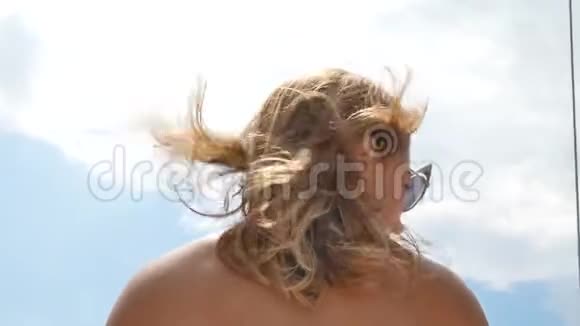 美丽的女孩浅棕色的头发躺在游艇和日光浴上视频的预览图