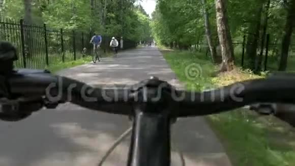 自行车车把沿着马路穿过阴凉的地方视频的预览图