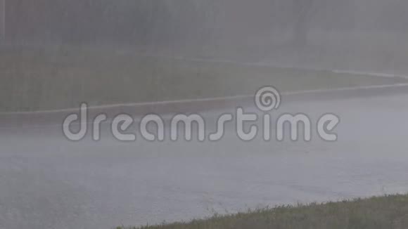 大雨把一个居民区的道路打得稀巴烂视频的预览图