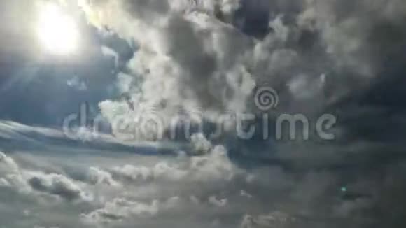 云朵在奔跑前进平行流动视频的预览图