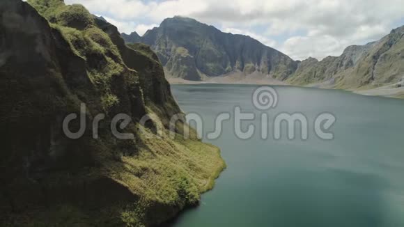 皮纳图博湖菲律宾吕宋湖高山中鸟瞰美丽的山景视频的预览图