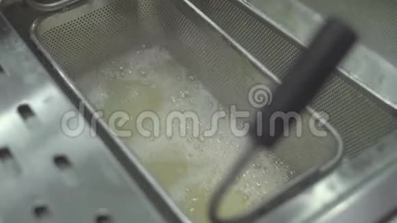 意大利意大利面在热锅水顶视图中沸腾在餐厅厨房准备意大利面食沸腾视频的预览图