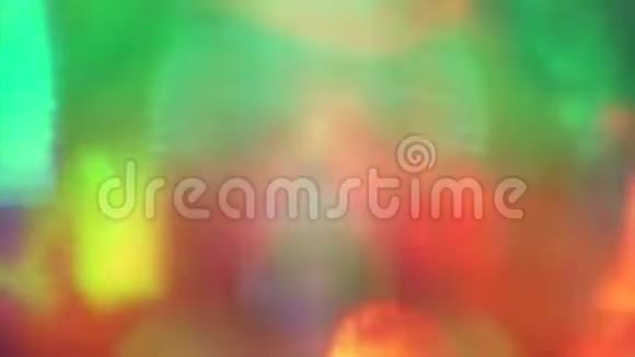 五颜六色的彩虹光形状在黑暗的房间里闪闪发光抽象飞溅叠加视频视频的预览图