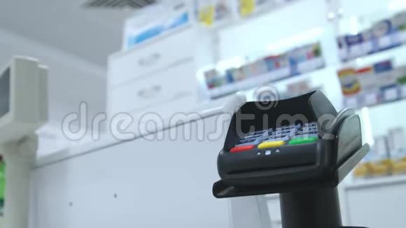 超市结账柜台顾客用智能手机支付食品费用视频的预览图