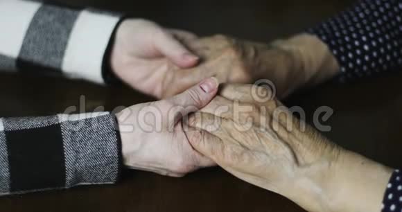 成年双手的特写抚摸老年女性双手皱纹很深视频的预览图
