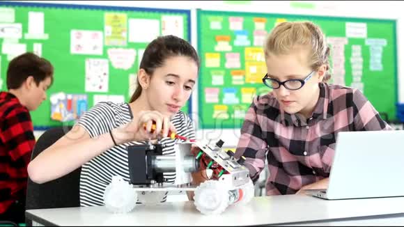 两名女生在科学课上搭建机器人汽车视频的预览图
