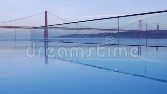 4月25日在葡萄牙里斯本大桥上日落从无限大的水池反射过来视频的预览图