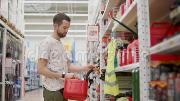一个人正在商店里学一个汽车用红色塑料罐视频的预览图