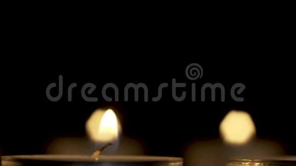 点燃的蜡烛在黑暗中慢慢地绕了一圈视频的预览图