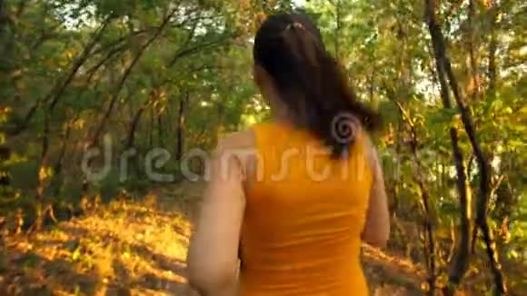 在公园奔跑的女人视频的预览图