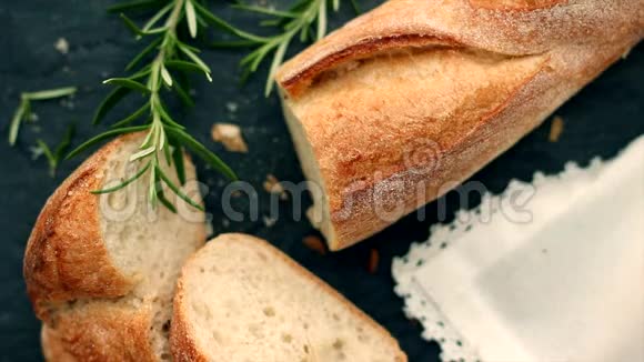 新鲜的白色面包法式面包的顶部景观和早晨的太阳耀斑视频的预览图