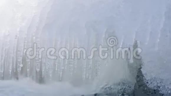 35摄氏度的河水和冰柱视频的预览图