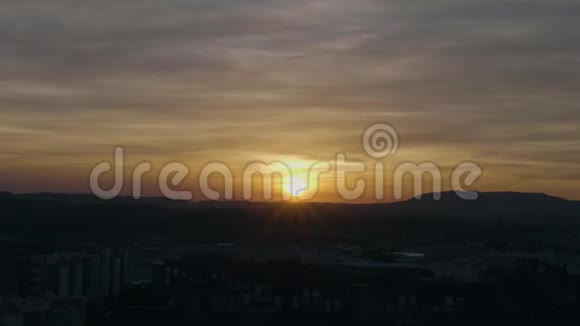 西班牙日落时的山地城市视频的预览图