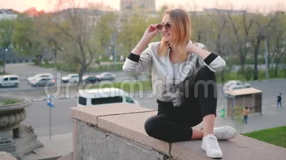 城市生活年轻女士市中心街景视频的预览图