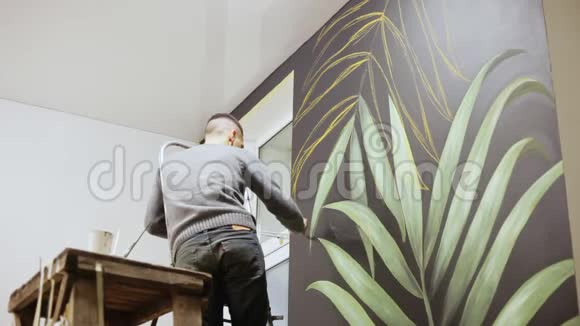 人做艺术墙画涂鸦艺术家在墙上画油漆艺术观念视频的预览图