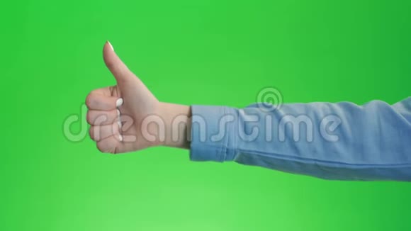 竖起大拇指在绿色屏幕上签名手势赞成的象征就像积极的情绪视频的预览图