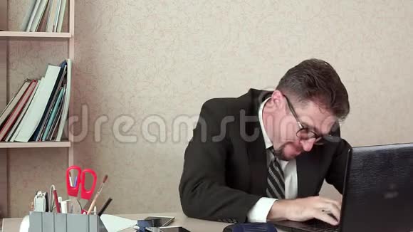 办公室经理一个留着胡子的男人对着笔记本电脑大喊大叫视频的预览图