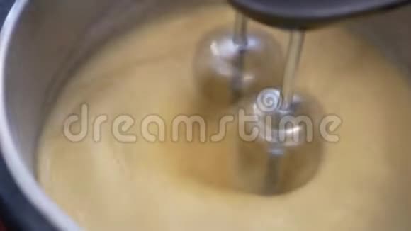 用电动搅拌机将面团搅拌均匀视频的预览图