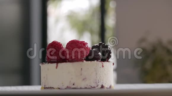 介绍冰淇淋蛋糕和浆果视频的预览图