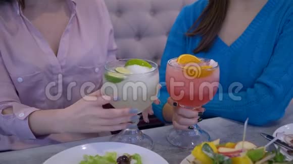 美味的饮食快乐的女孩享受健康的维生素果汁从大玻璃杯内餐厅视频的预览图