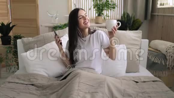 女孩在床上听音乐视频的预览图