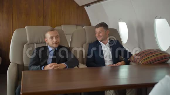 商务人士在商务私人飞机内讨论奢华生活视频的预览图