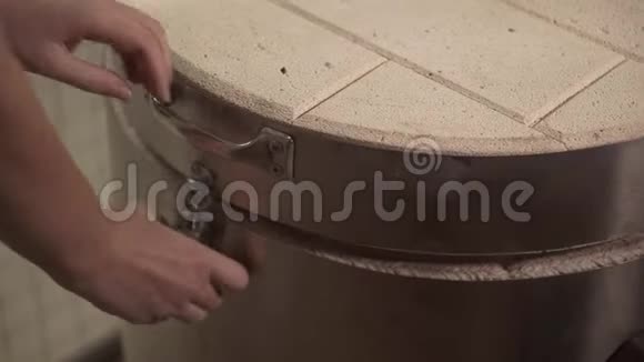 师傅正在开现代陶窑准备陶瓷成品视频的预览图