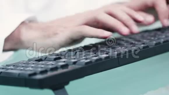 医生用电脑键盘打字的特写镜头视频的预览图