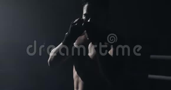 男拳击手拳收拢拳击手击向摄像机的侧面观众视频拳击那个人正在打视频的预览图
