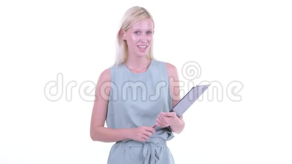 快乐年轻美丽的金发女人拿着剪贴板说话视频的预览图