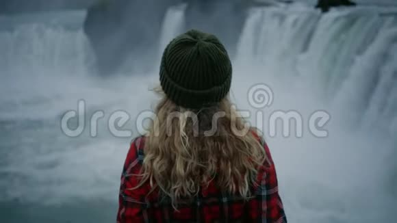 冰岛或挪威瀑布女游客视频的预览图