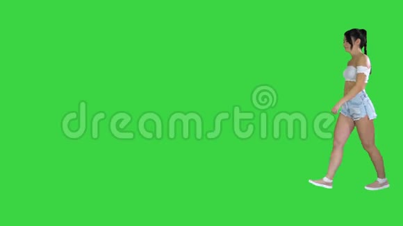 美丽的拉丁女人在绿色屏幕上跳舞Chroma键视频的预览图