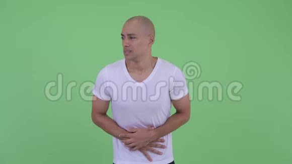 压力大的秃头男人胃痛视频的预览图