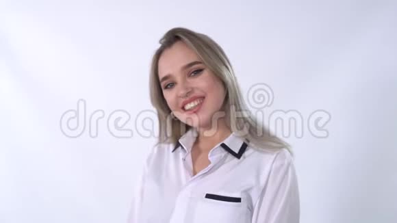 一位穿着白色衬衫的年轻女子的鼻子穿刺画像对着镜头特写微笑视频的预览图