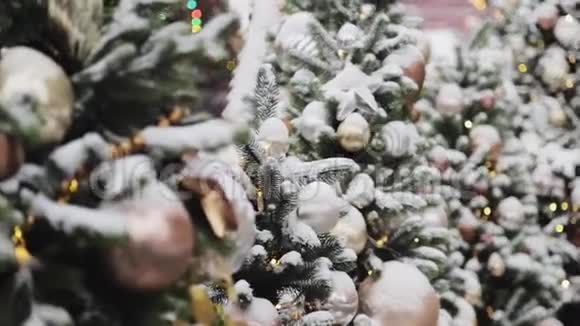 冬季室外人工杉树上悬挂的青铜圣诞球视频的预览图