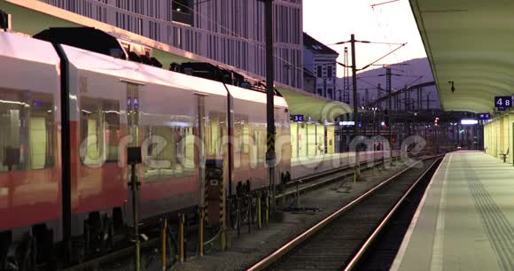 在韦斯特班霍夫火车站准备出发的现代火车视频的预览图