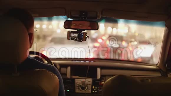 人在交通堵塞的情况下开车对着音乐点头视频的预览图