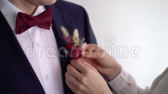 新娘穿上布托尼埃作为新郎婚礼筹备视频的预览图