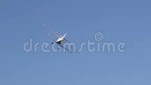 一架螺旋桨飞机在蓝天上飞行视频的预览图