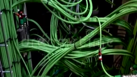 计算机数据中心许多电缆底部视图移动相机服务器电缆视频的预览图